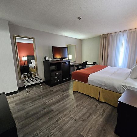 Quality Inn & Suites 5585 Ambler Drive Mississauga Ontario Bagian luar foto