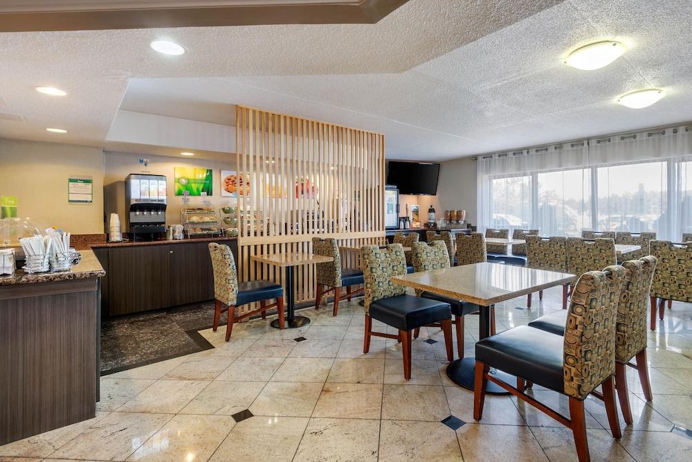 Quality Inn & Suites 5585 Ambler Drive Mississauga Ontario Bagian luar foto