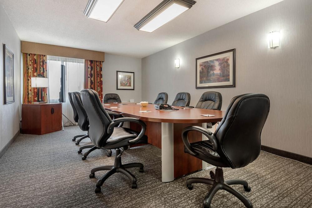 Quality Inn & Suites 5585 Ambler Drive Mississauga Ontario Bagian luar foto