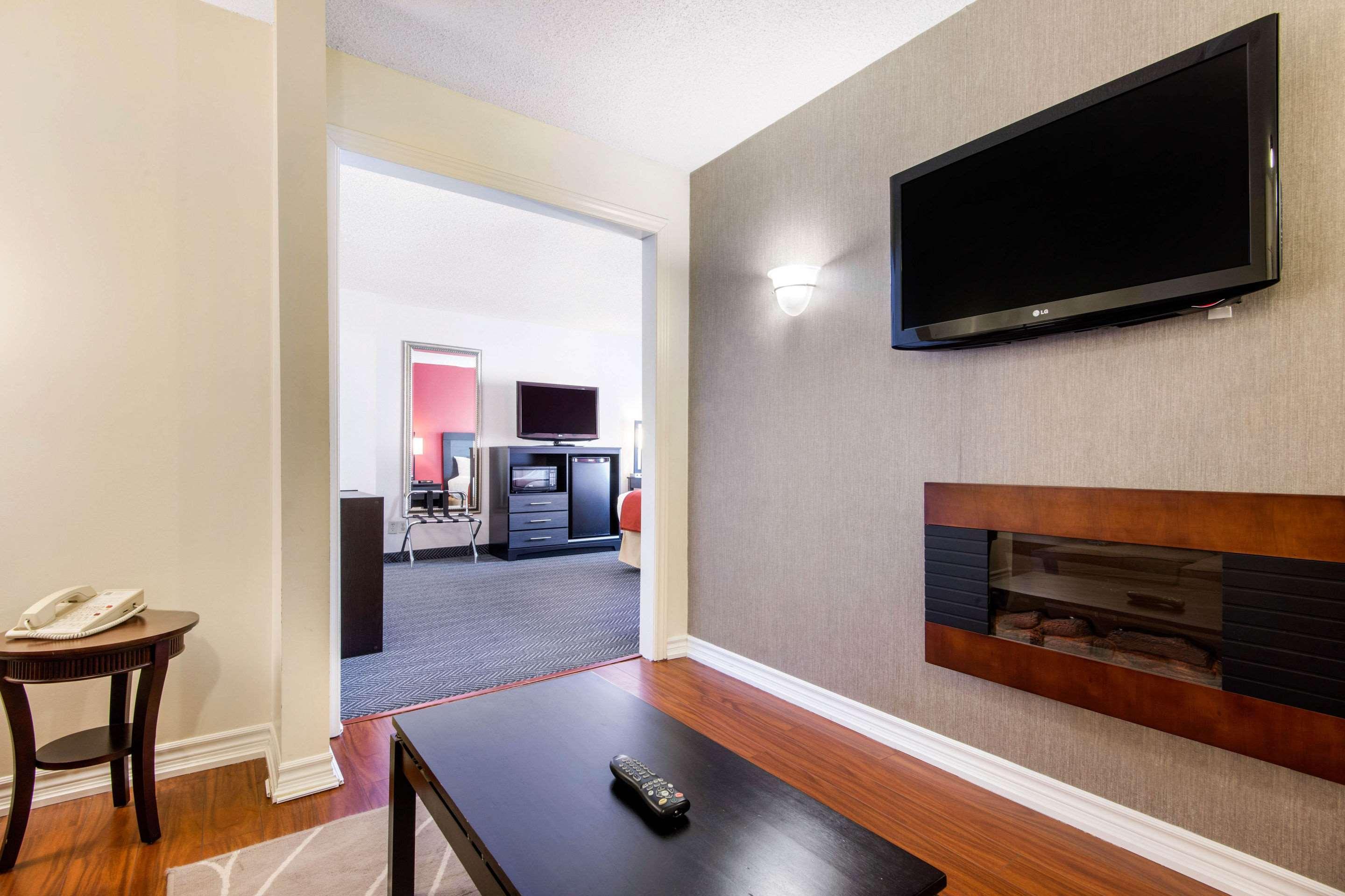 Quality Inn & Suites 5585 Ambler Drive Mississauga Ontario Bagian luar foto