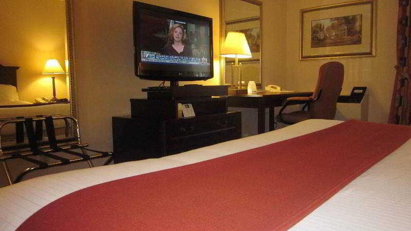 Quality Inn & Suites 5585 Ambler Drive Mississauga Ontario Bagian luar foto