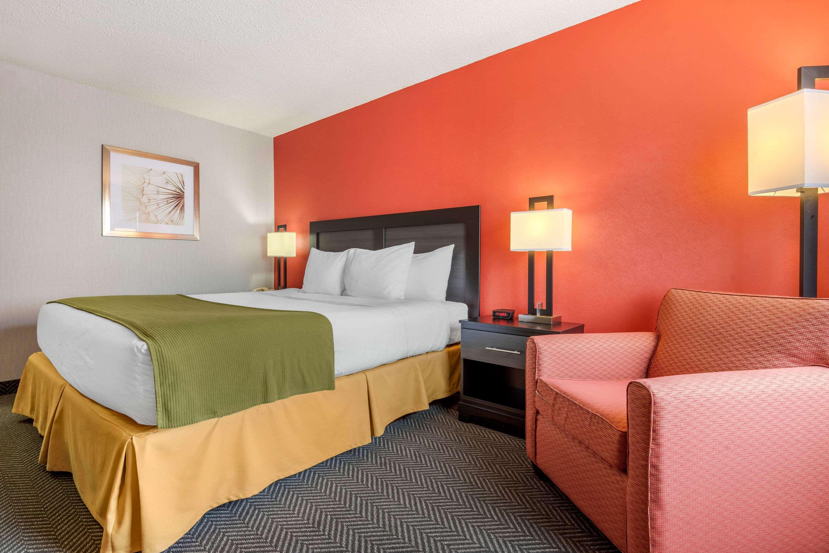 Quality Inn & Suites 5585 Ambler Drive Mississauga Ontario Bagian luar foto