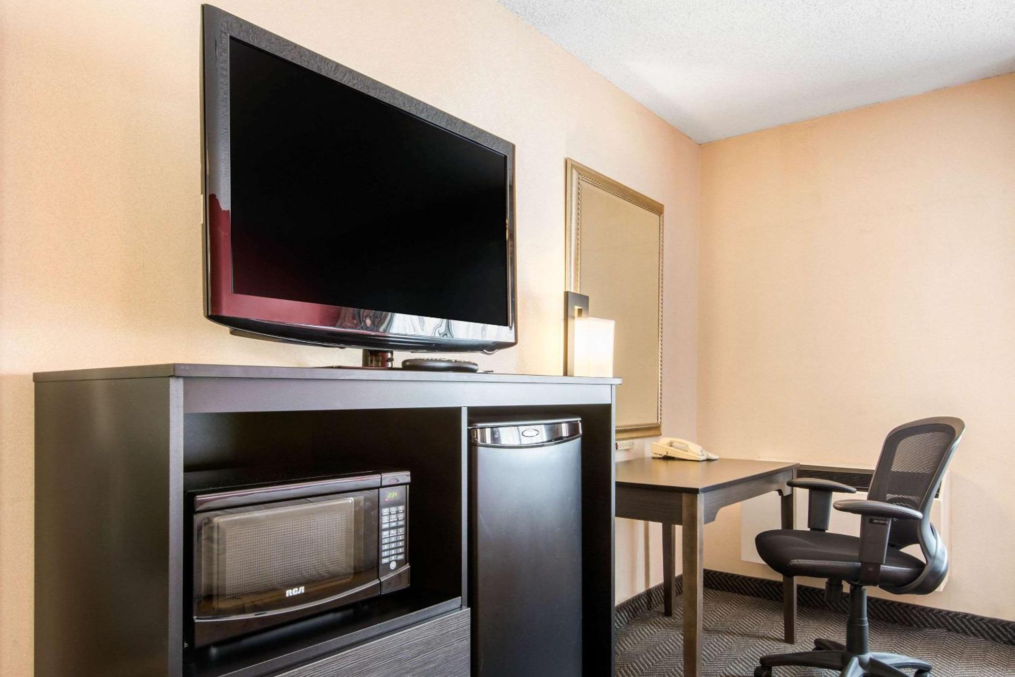 Quality Inn & Suites 5585 Ambler Drive Mississauga Ontario Bagian luar foto