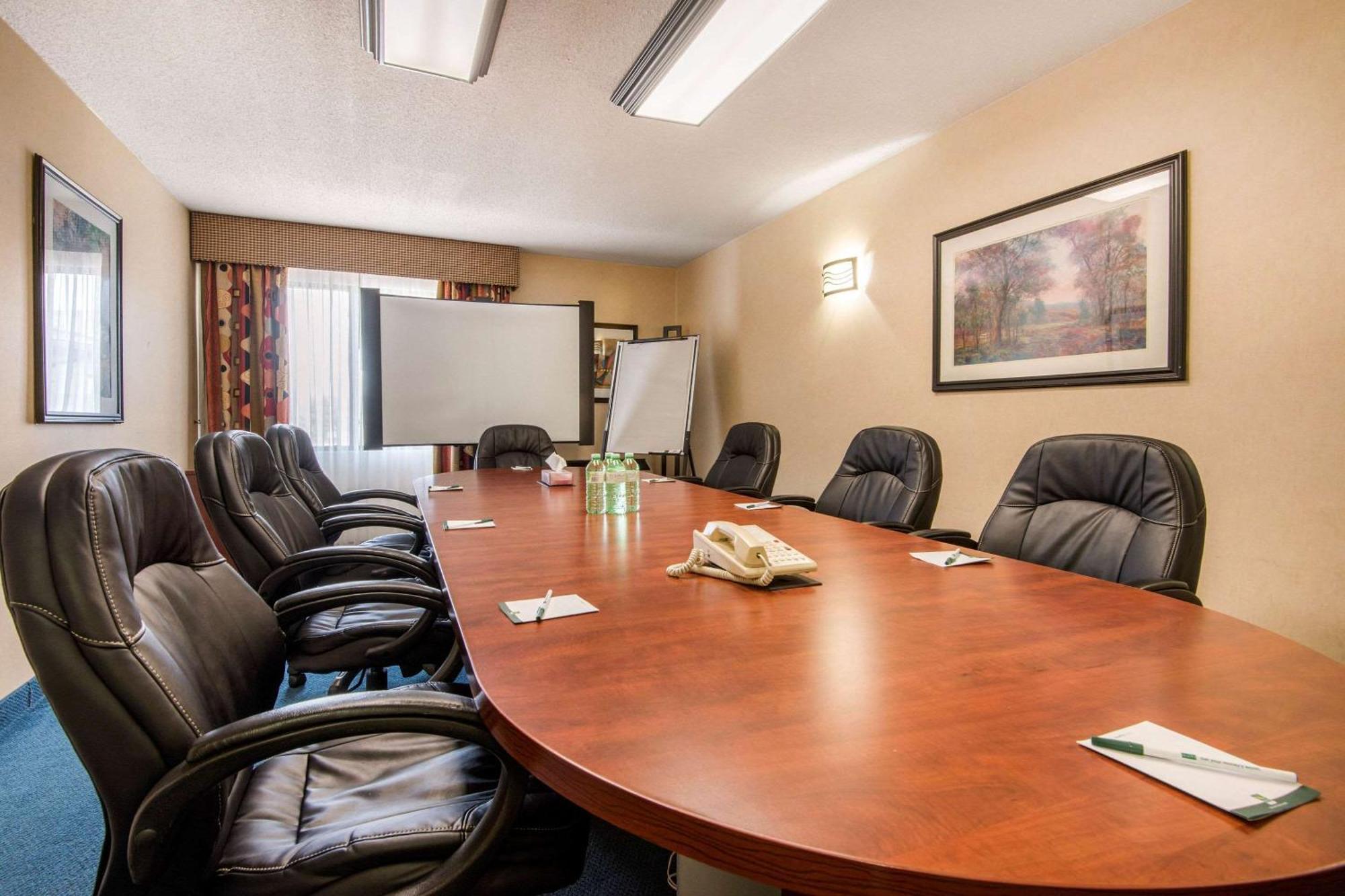 Quality Inn & Suites 5585 Ambler Drive Mississauga Ontario Bagian luar foto
