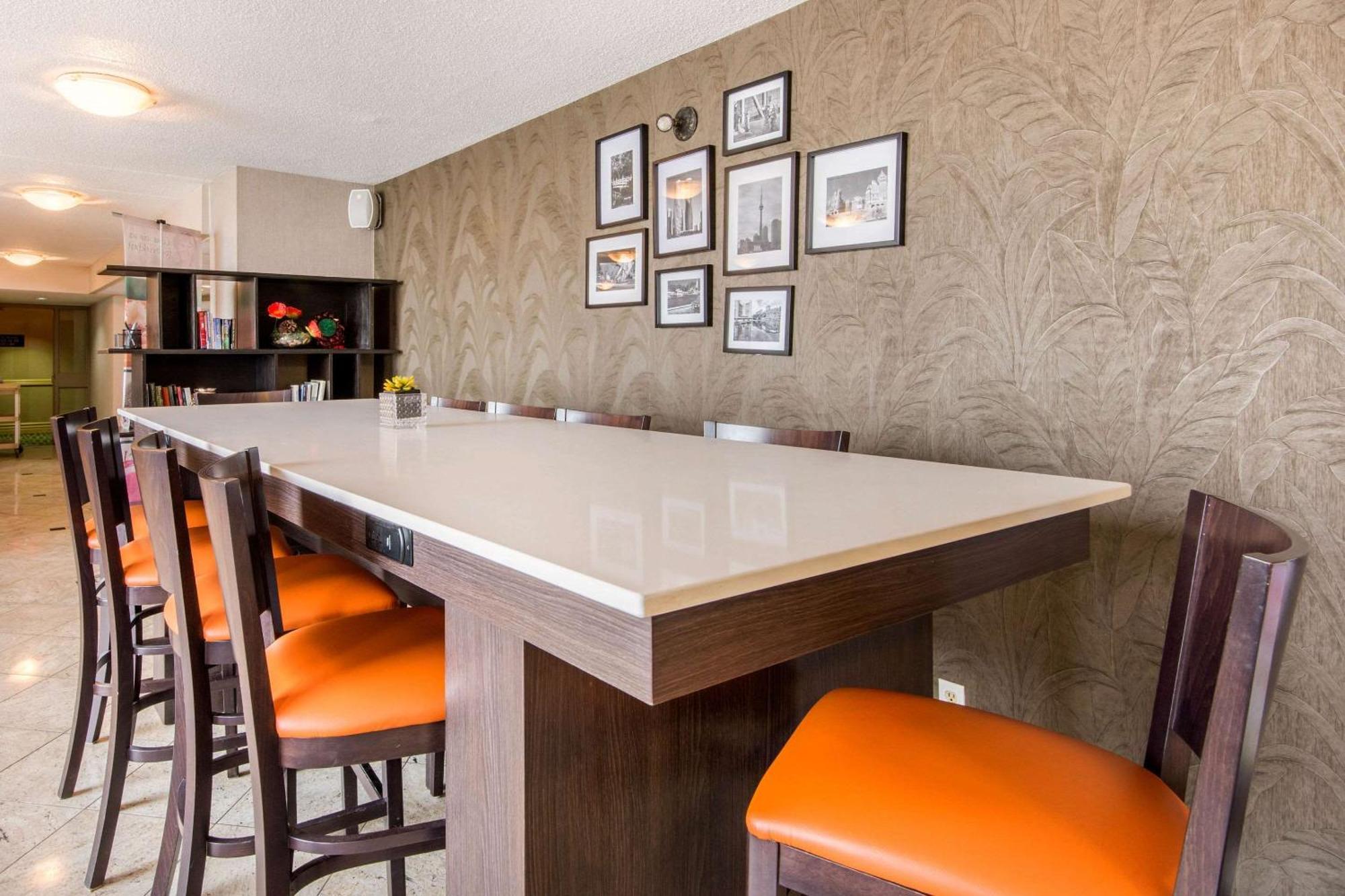 Quality Inn & Suites 5585 Ambler Drive Mississauga Ontario Bagian luar foto