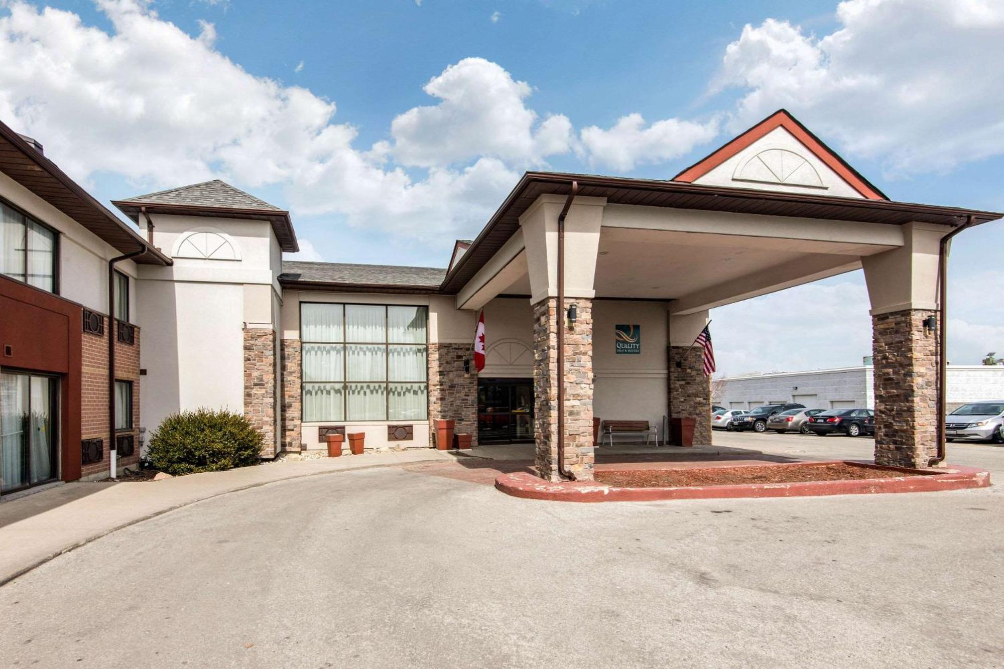 Quality Inn & Suites 5585 Ambler Drive Mississauga Ontario Bagian luar foto