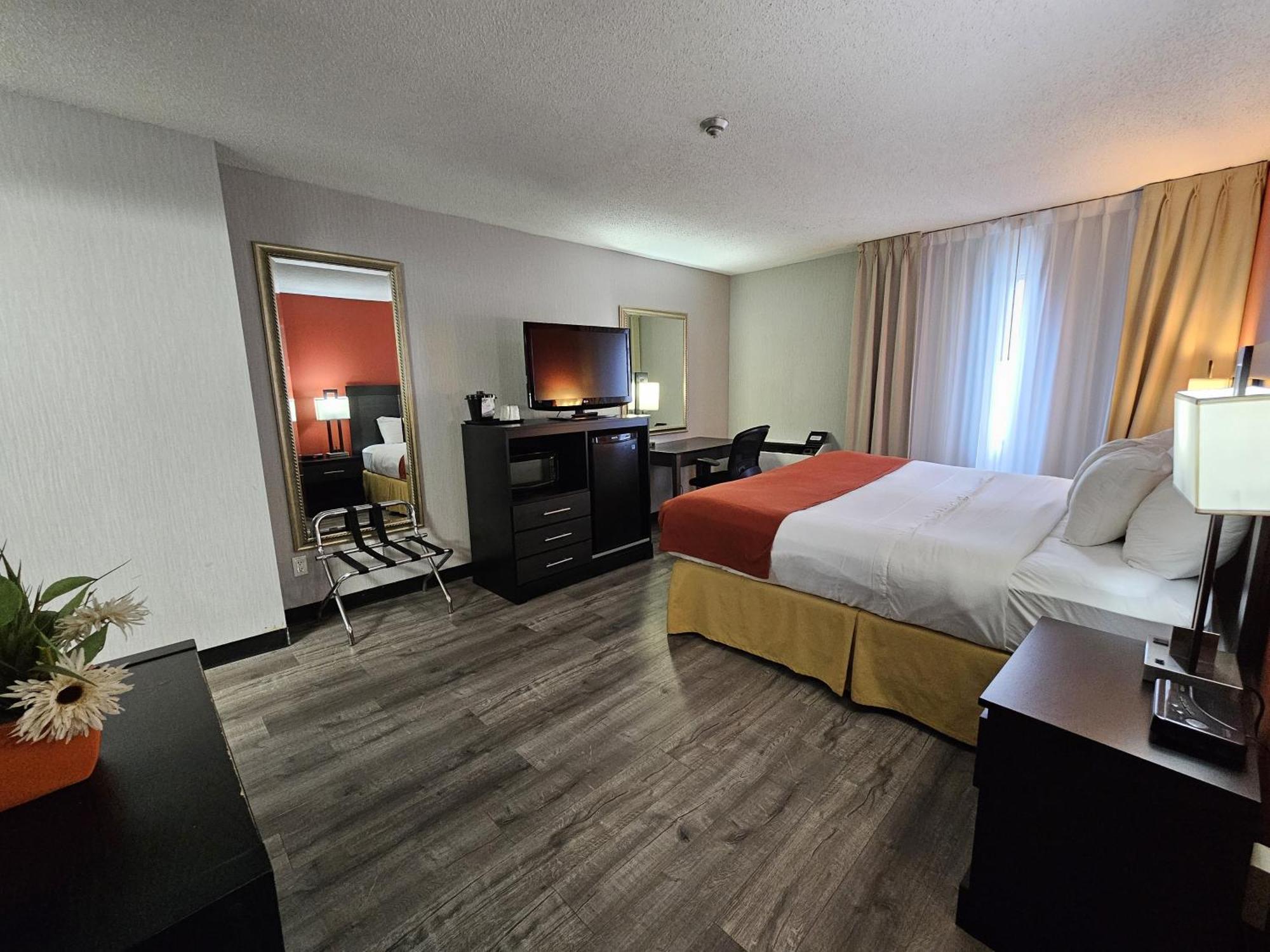 Quality Inn & Suites 5585 Ambler Drive Mississauga Ontario Bagian luar foto