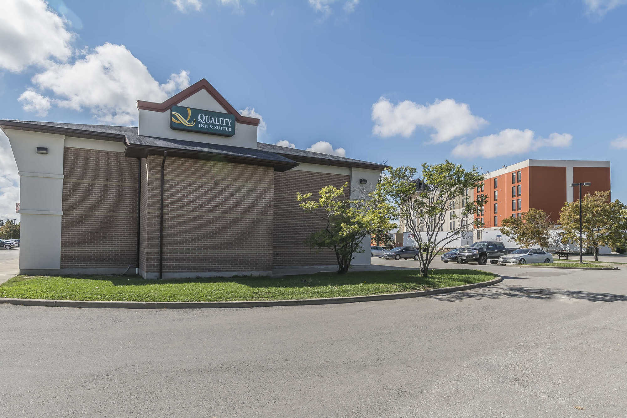 Quality Inn & Suites 5585 Ambler Drive Mississauga Ontario Bagian luar foto
