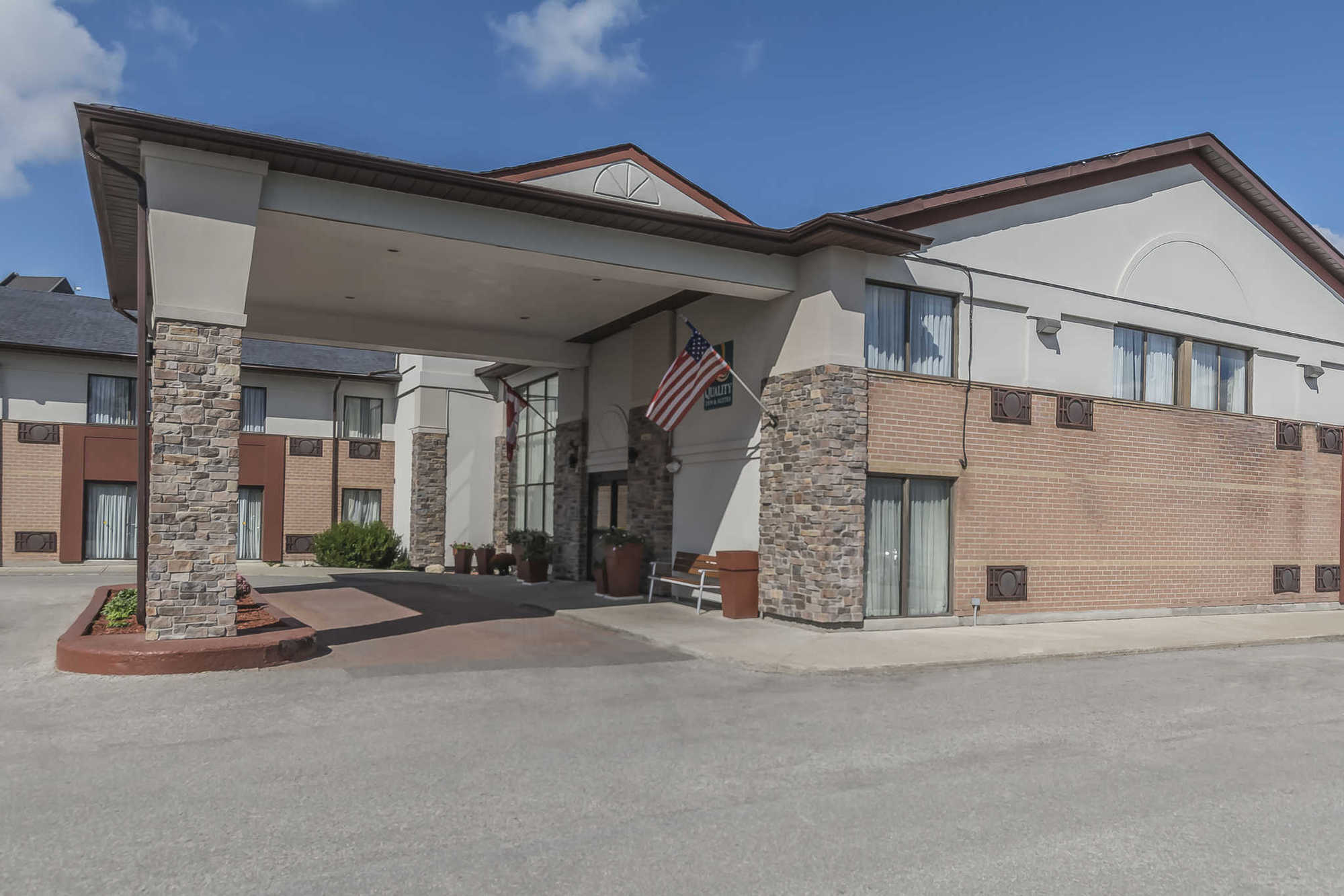 Quality Inn & Suites 5585 Ambler Drive Mississauga Ontario Bagian luar foto
