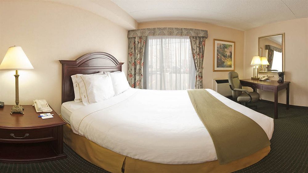 Quality Inn & Suites 5585 Ambler Drive Mississauga Ontario Bagian luar foto