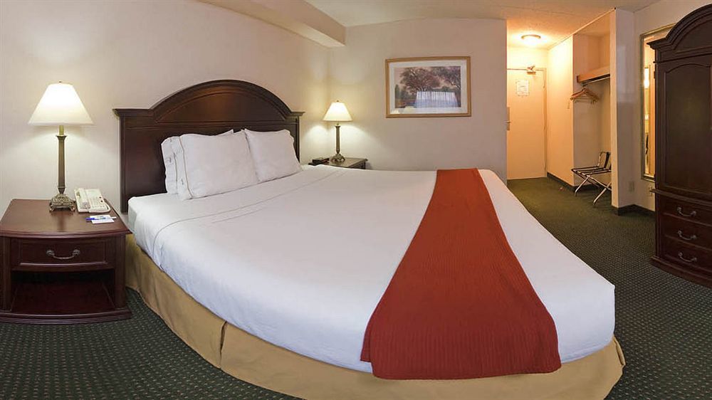 Quality Inn & Suites 5585 Ambler Drive Mississauga Ontario Bagian luar foto